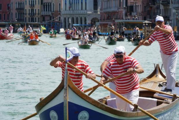 Veneza realiza regata do renascimento