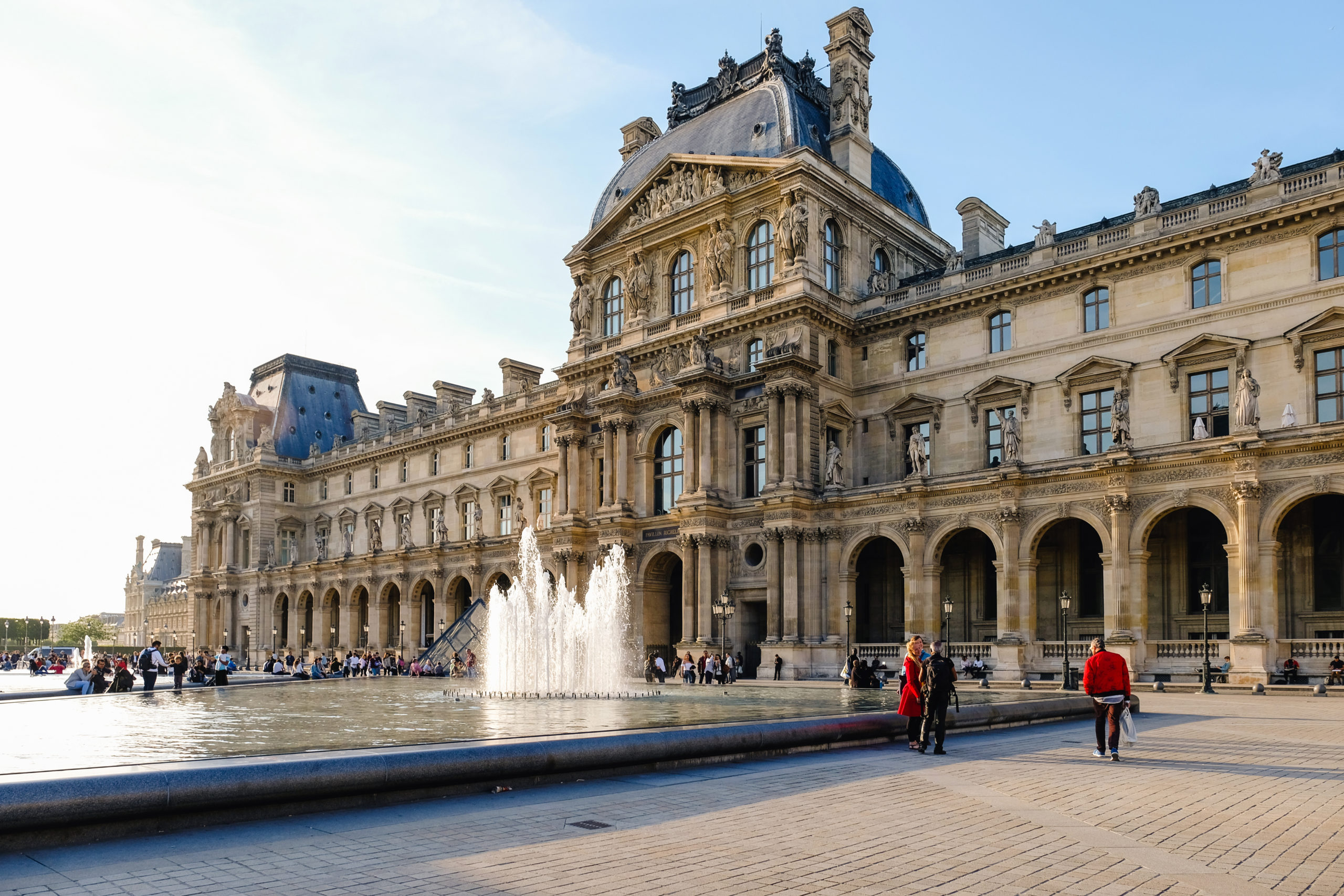 Museu do Louvre reabre após quatro meses em Paris