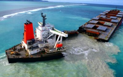 Imagens: navio japonês se parte em dois nas Ilhas Maurício