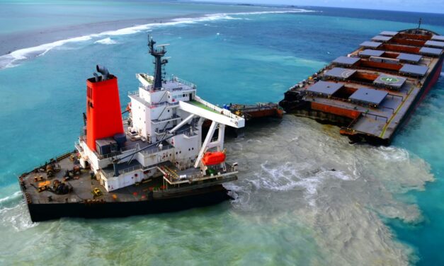 Imagens: navio japonês se parte em dois nas Ilhas Maurício