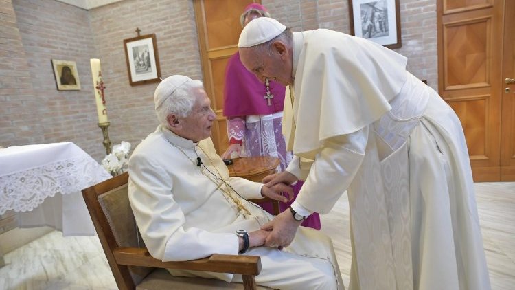 Imprensa alemã diz que Papa Emérito Bento XVI estaria com grave infecção no rosto