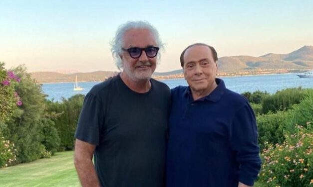 Silvio Berlusconi, ex-premier da Itália, está com covid-19