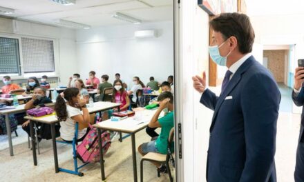 Primeiro-ministro da Itália faz visita surpresa à escola