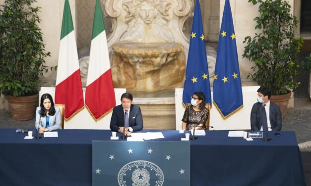 Governo avalia como positivo primeiro dia de volta às aulas da era covid na Itália