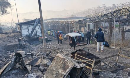 Acampamento com 12 mil imigrantes é incendiado na Grécia