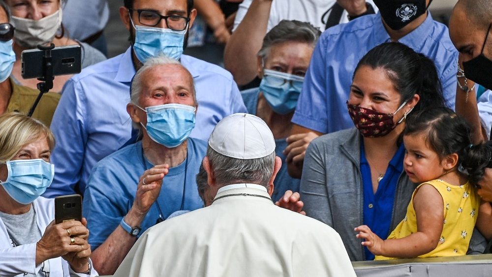 Papa realiza primeira audiência com presença de fiéis após 189 dias