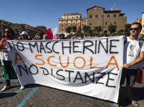 Grupo negacionista protesta em Roma