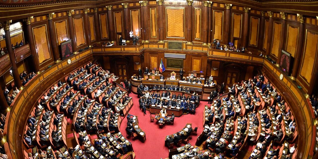 Itália realiza referendo para definir corte de 345 parlamentares