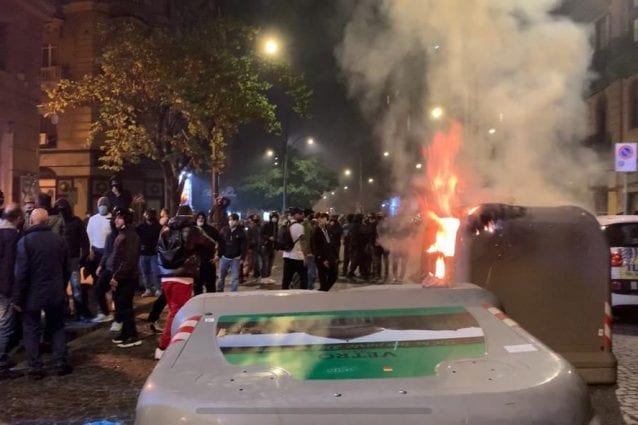 Protestos violentos na Itália contra toque de recolher em Nápoles