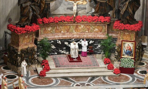 Papa pede ajuda aos pobres em Missa do Galo restrita pela covid