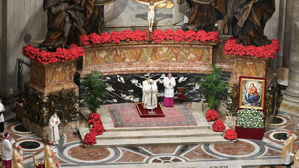 Papa pede ajuda aos pobres em Missa do Galo restrita pela covid