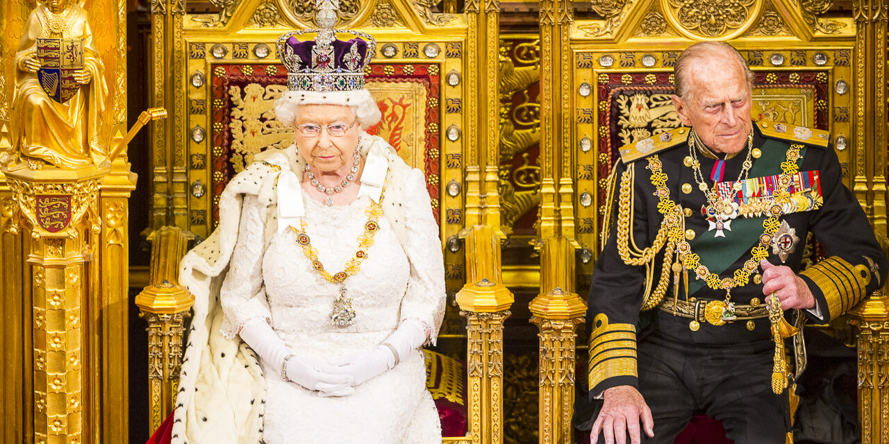 Rainha Elizabeth e Príncipe Philip recebem vacina contra convid-19