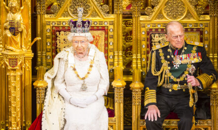 Rainha Elizabeth e Príncipe Philip recebem vacina contra convid-19