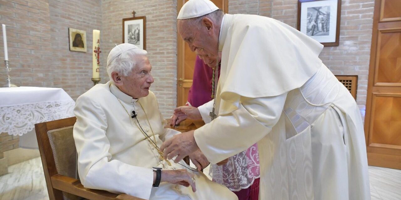Papa Francisco e Bento XVI recebem primeira dose da vacina