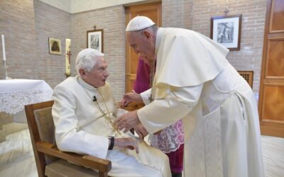 Papa Francisco e Bento XVI recebem primeira dose da vacina