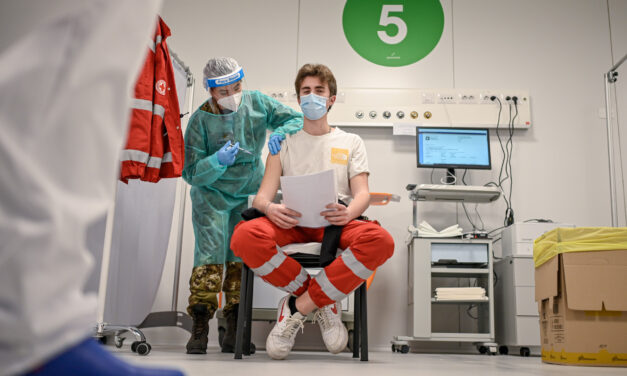 Itália registra forte queda de infecções por covid em profissionais sanitários após vacinação