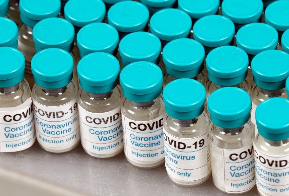 União Europeia e Reino Unido trocam acusações sobre exportação de vacinas